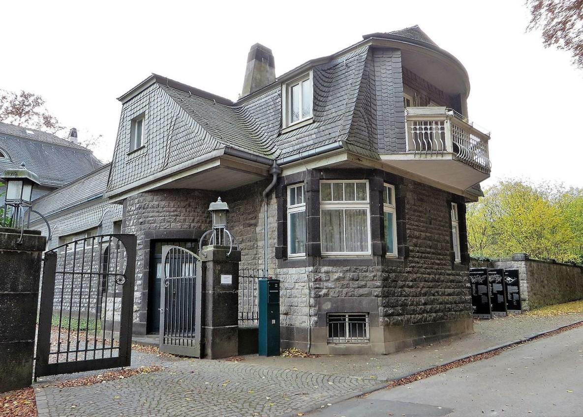 Toreinfahrt mit Gärtnerhaus