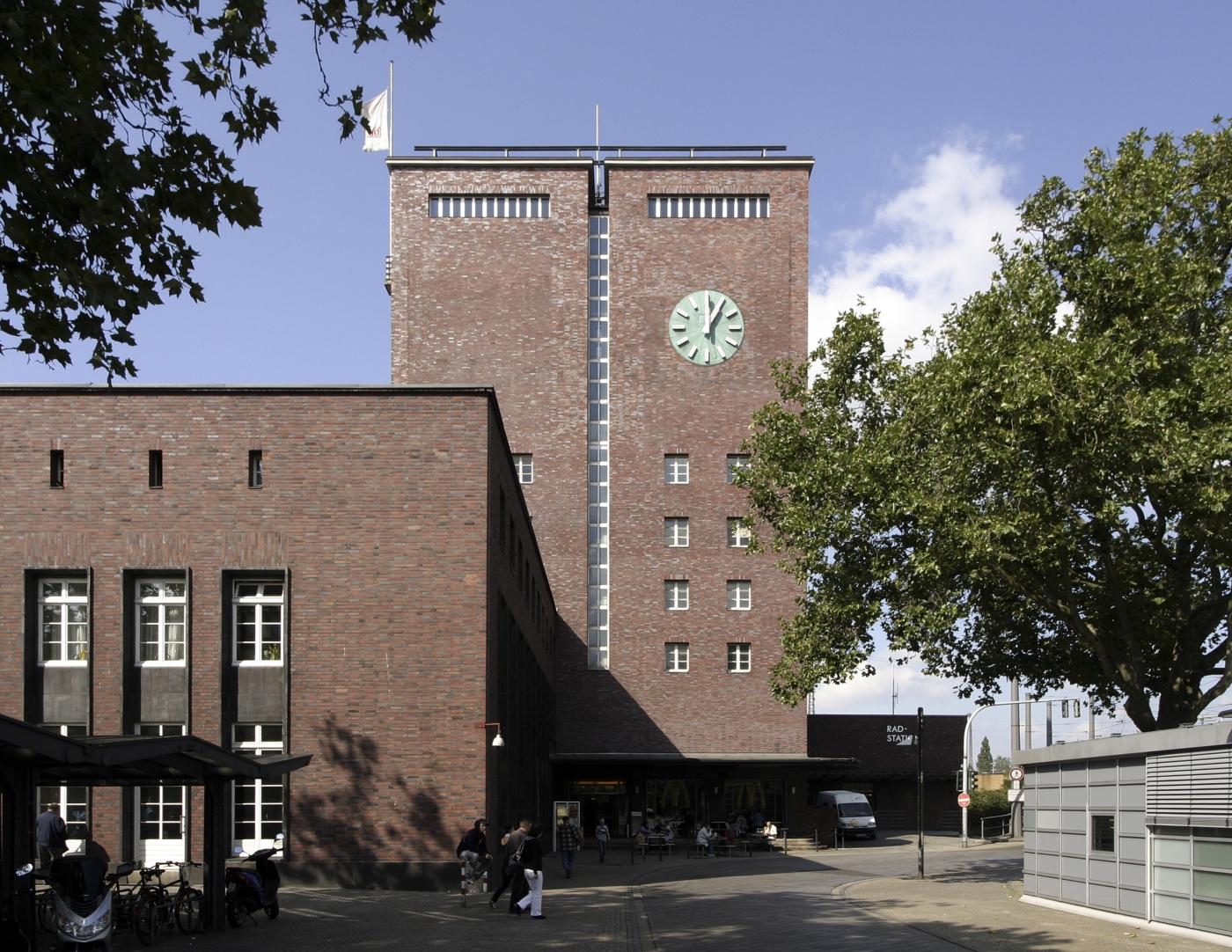 Uhrenturm des Bahnhofsgebäudes