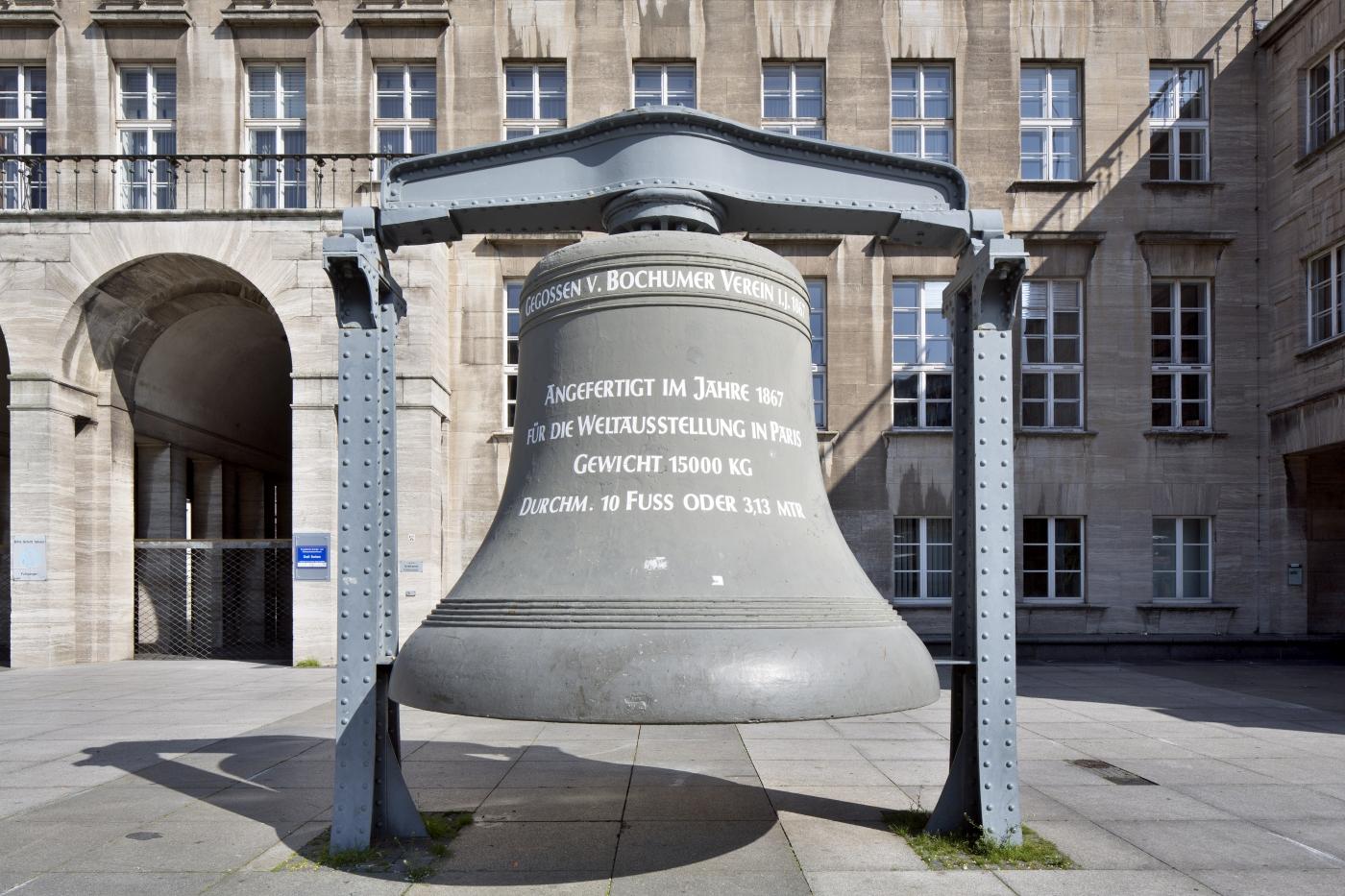 Weltausstellungsglocke vor dem Rathaus