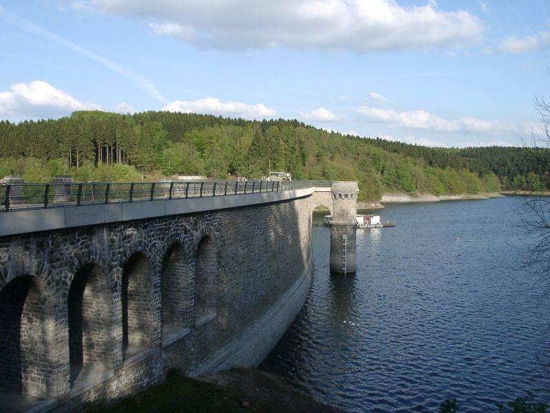 Blick auf die Staumauer mit Umgebung