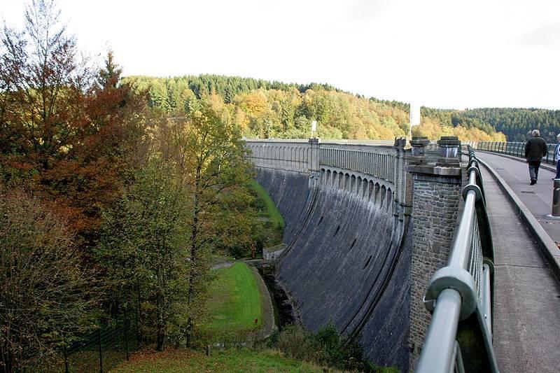 Sperrmauer der Ennepetalsperre