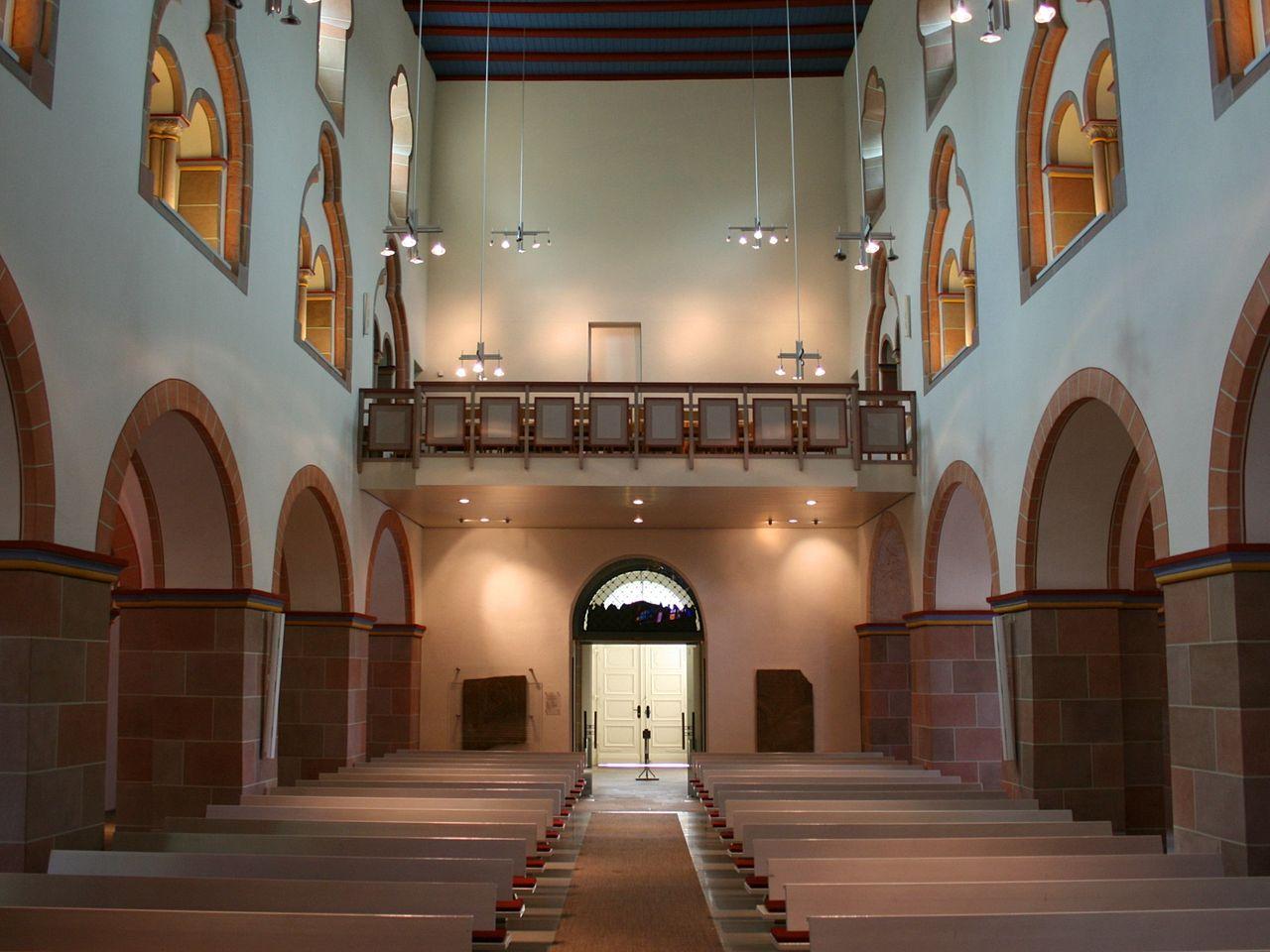 Innenansicht mit Blick zur Empore