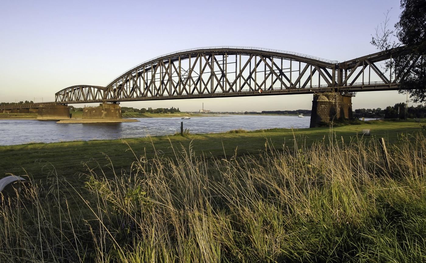 Haus-Knipp-Eisenbahnbrücke mit Blick über den Rhein