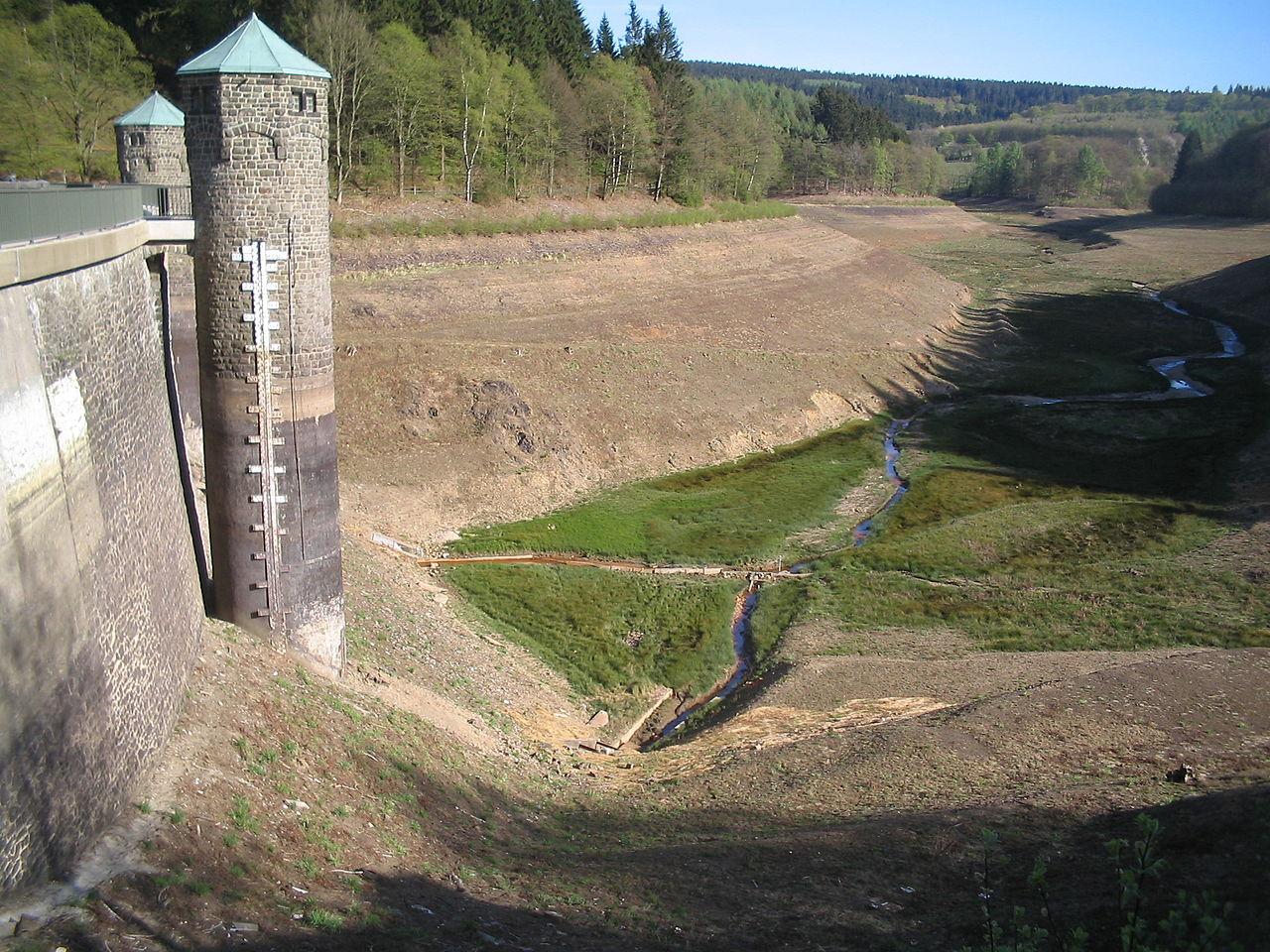 leere Fürwigge-Talsperre während der Modernisierung der Staumauer