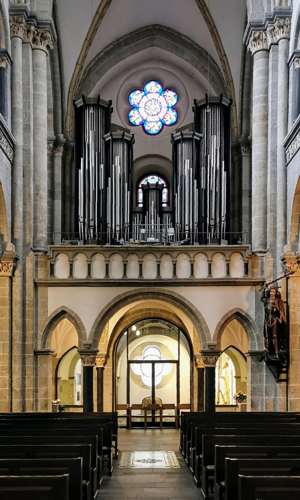 Blick zur Orgelempore von St. Andreas in Köln