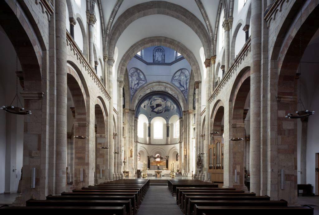 Innenansicht St. Aposteln mit Blick zum Chor