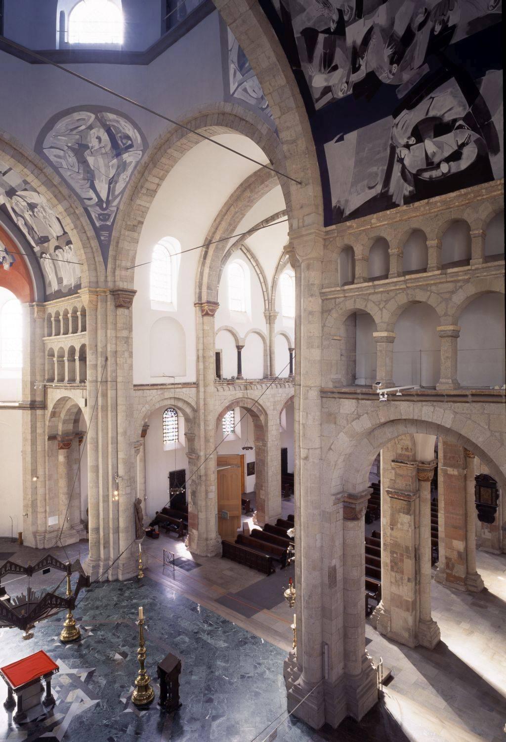 Blick von Nordosten in die Vierung von St. Aposteln