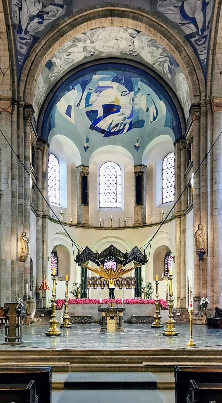 Innenansicht Chor mit Altar