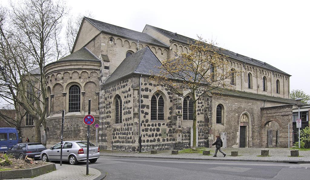 St. Cäcilien Straßenansicht mit Ostchor
