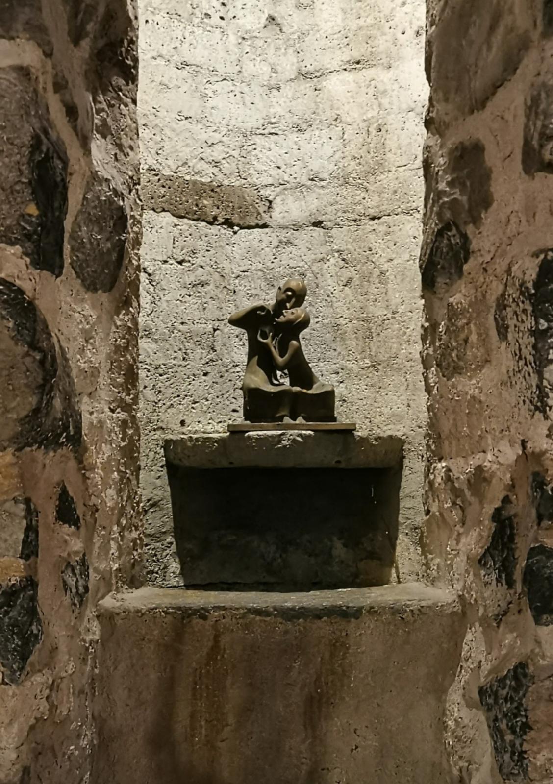 Brunnennische des Kunibertspütz mit Bronzefigur