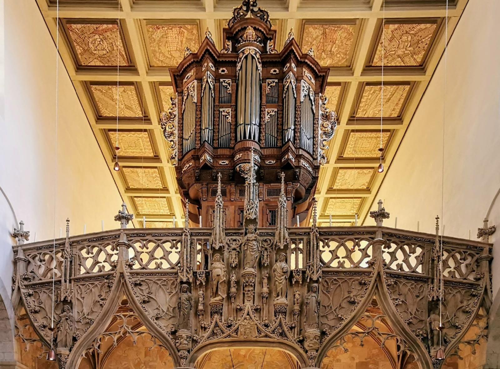 Orgel und Ausschnitt des Lettners
