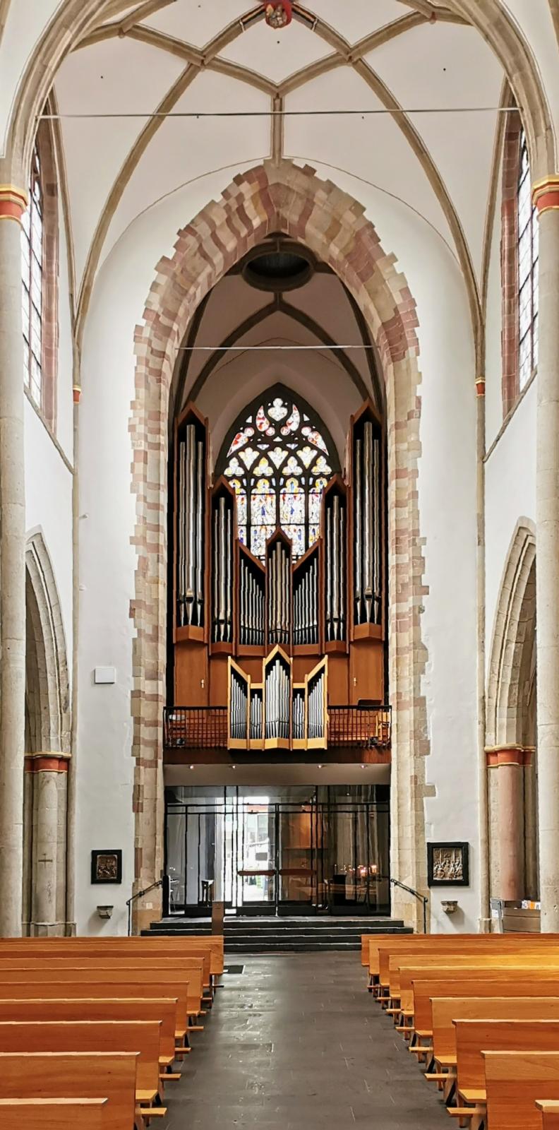 Blick vom Mittelschiff nach Westen zur Orgel
