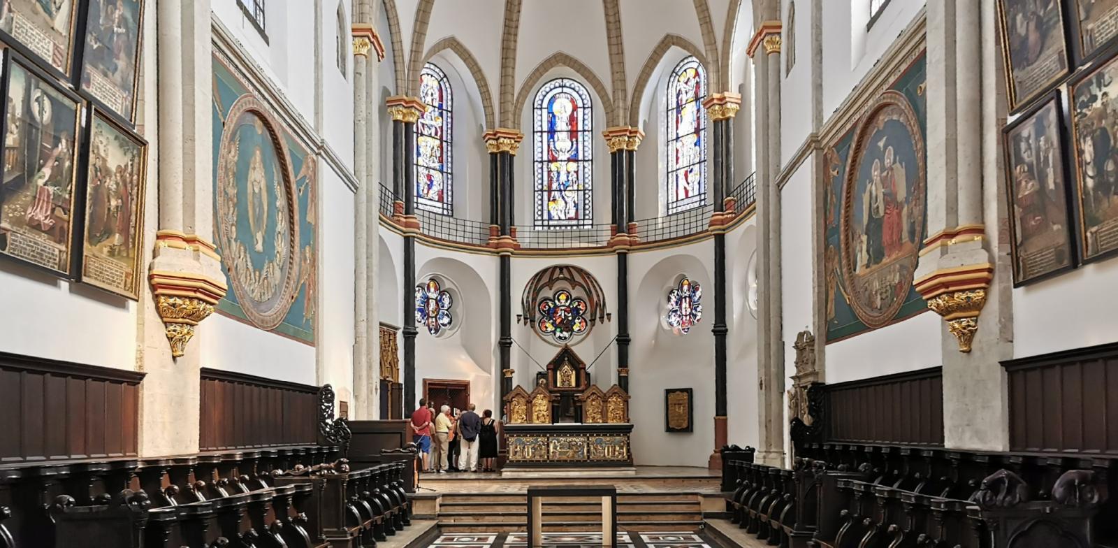 Chor mit zweireihigem Chorgestühl und Severinsschrein