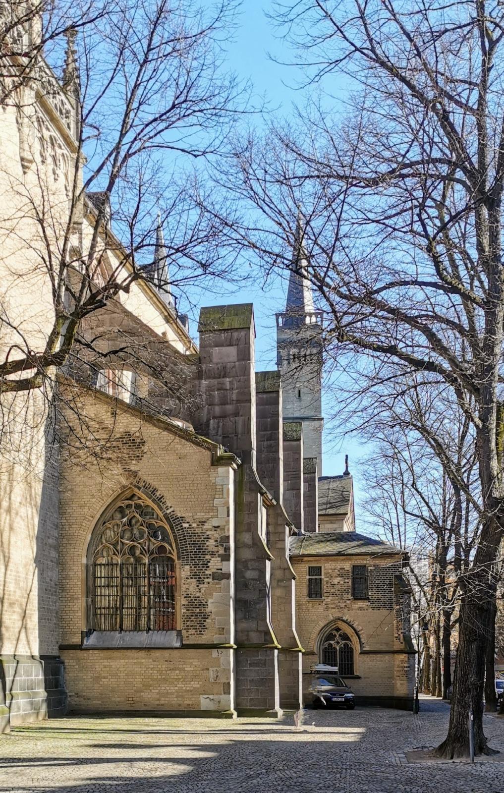 Seitliche Ansicht mit Strebepfeilern, St. Severin