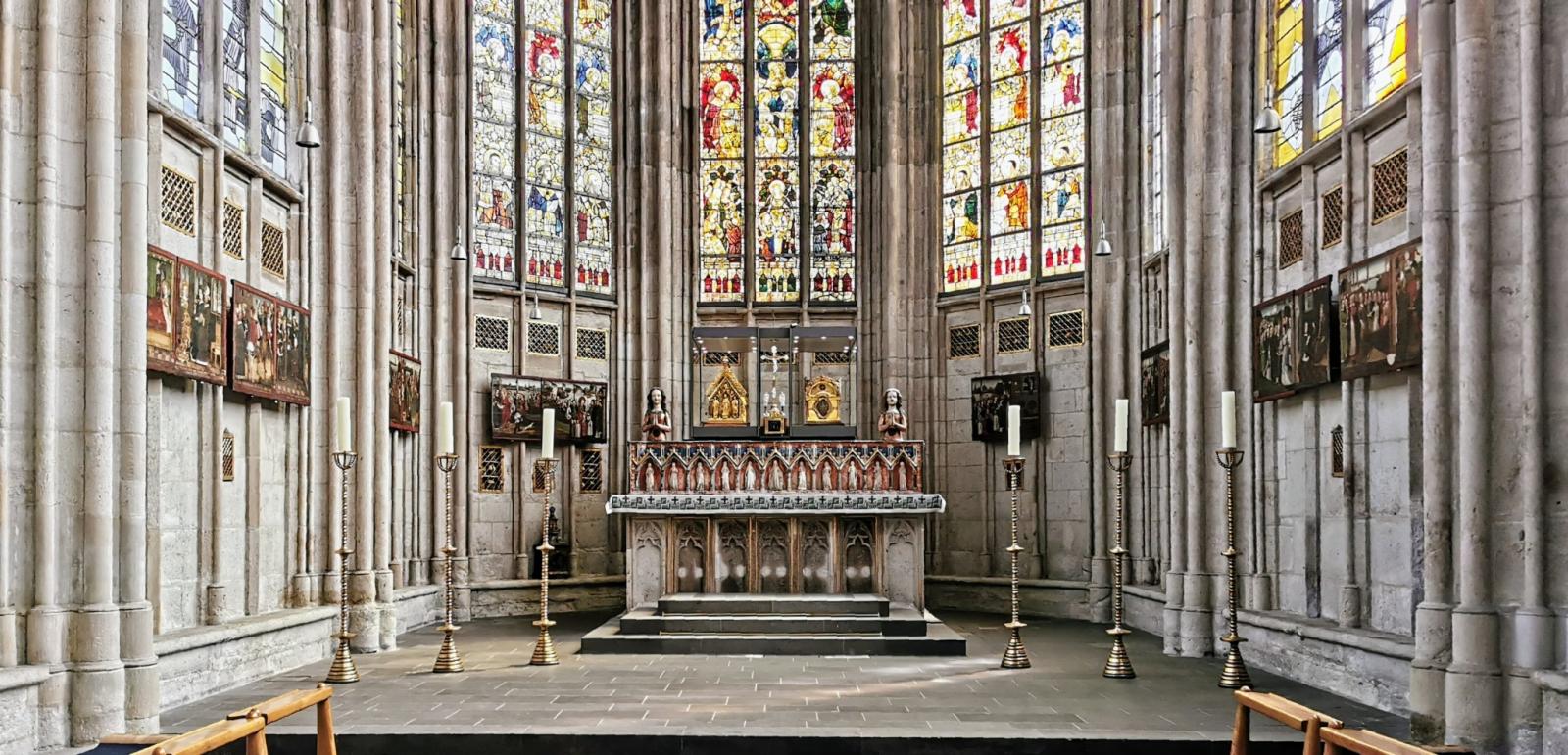 Altarbereich im Chor von St. Ursula