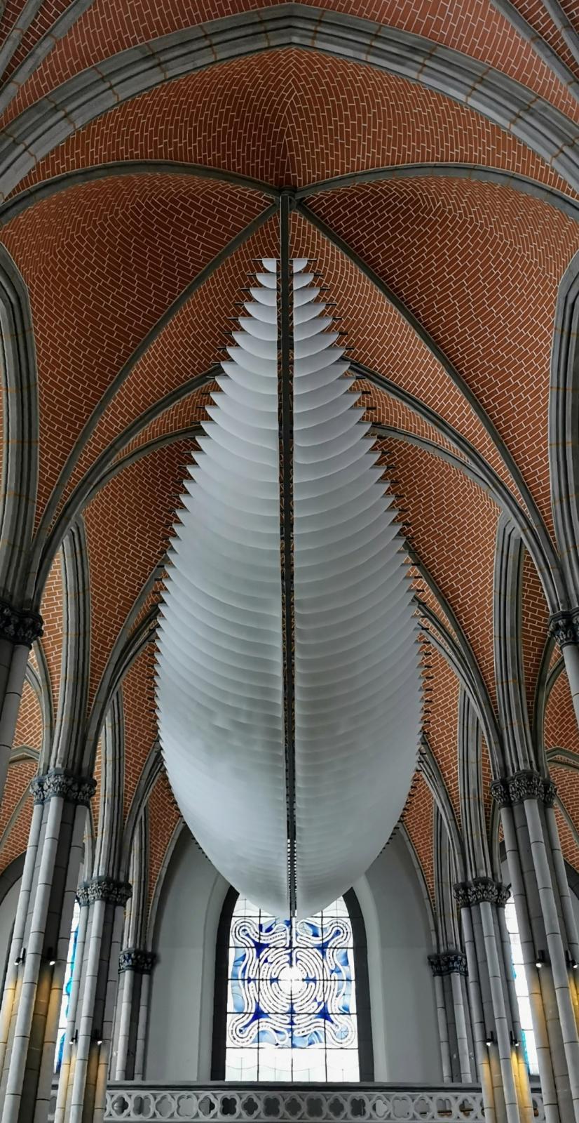 Skulptur in Schiffsform unter der Kirchendecke