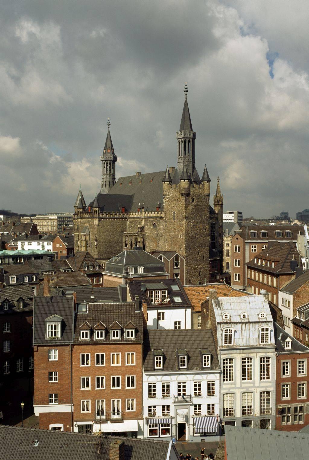 Blick von Süden auf das Rathaus