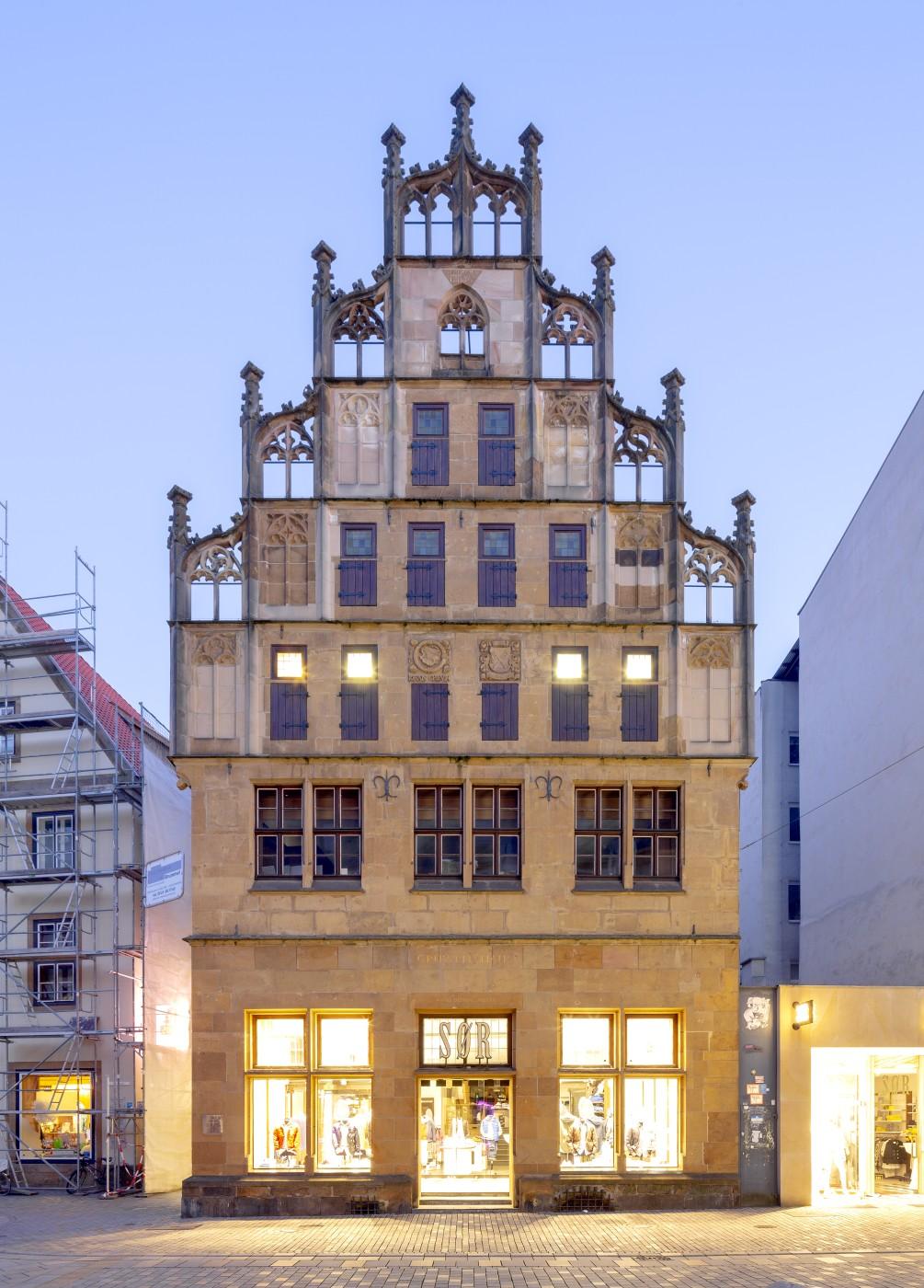 Frontansicht Crüwellhaus abends
