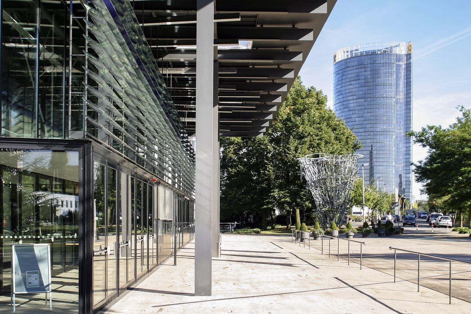 Glasfassade und Vordach am Platz der Vereinten Nationen, Kunstwerk "Meistdeutigkeit"