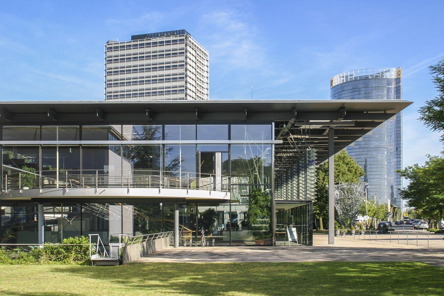 Empfangsgebäude von Westen