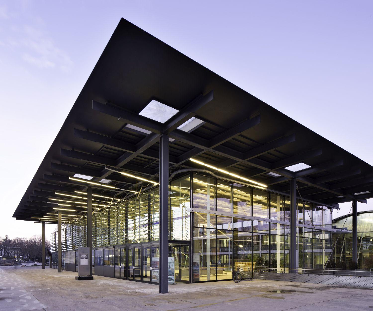 Empfangsgebäude in der Dämmerung