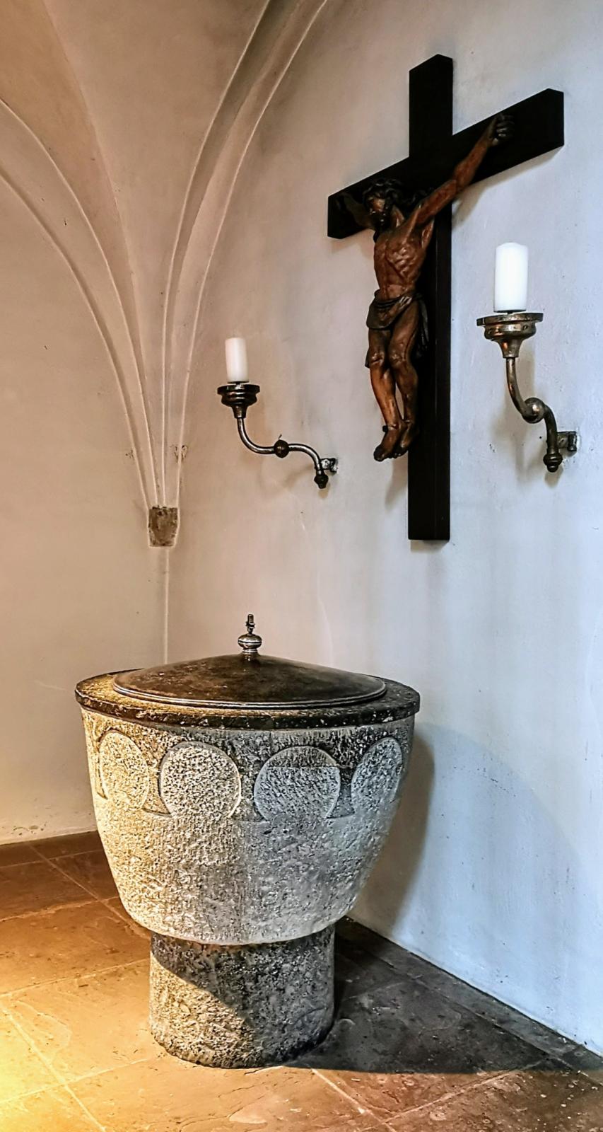 Taufbecken und Kreuz