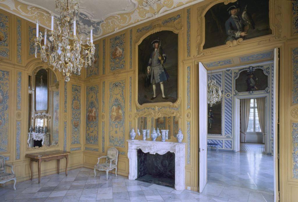 Speisezimmer mit Blick in Unteren Salon