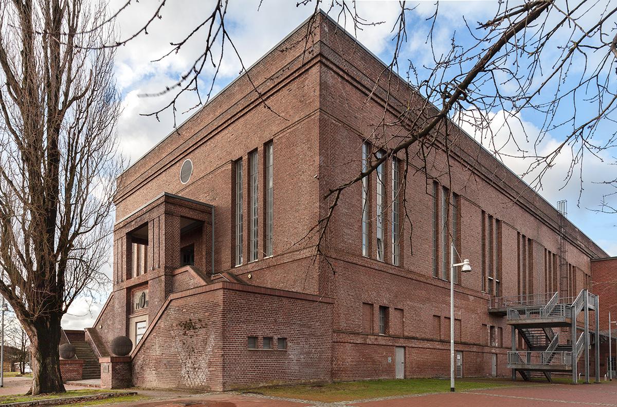 Hamm, Machinenhalle der Zeche Sachsen, Seitenansicht des Haupteingangs mit rechter Seitenfassade