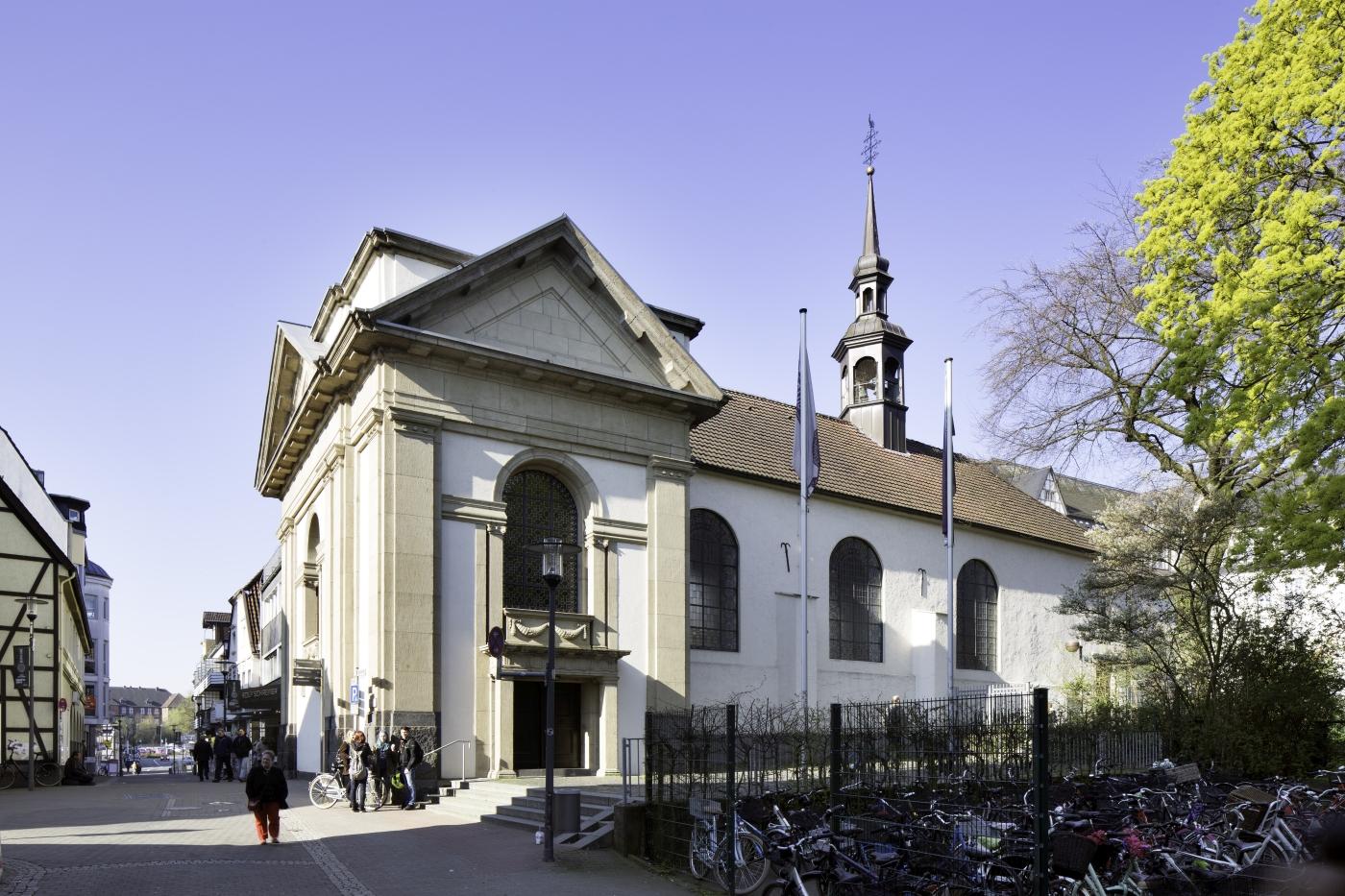 Blick zum Eingangsbereich der Kirche und auf das Langhaus