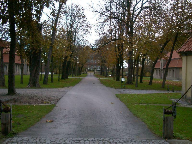 Blick von der Zufahrt zum Schloss