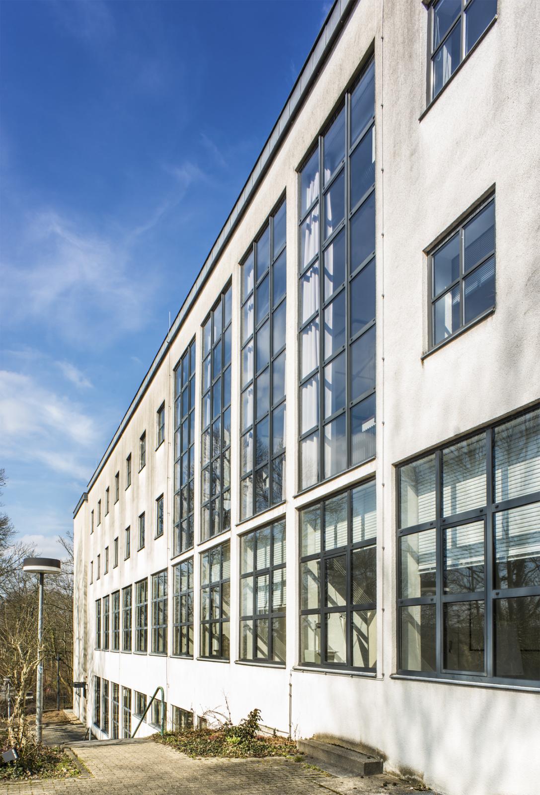 seitlicher Blick auf die Fassade der Sozialen Frauenschule Aachen