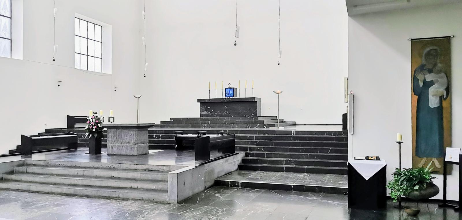 erhöhter Altarbereich in St. Fronleichnam