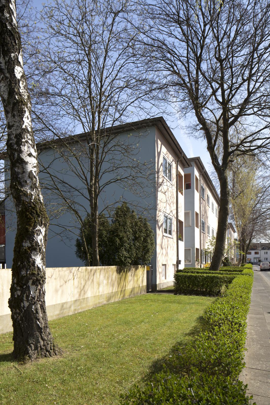 Straßenansicht mit Vorgärten in der Einschornsteinsiedlung