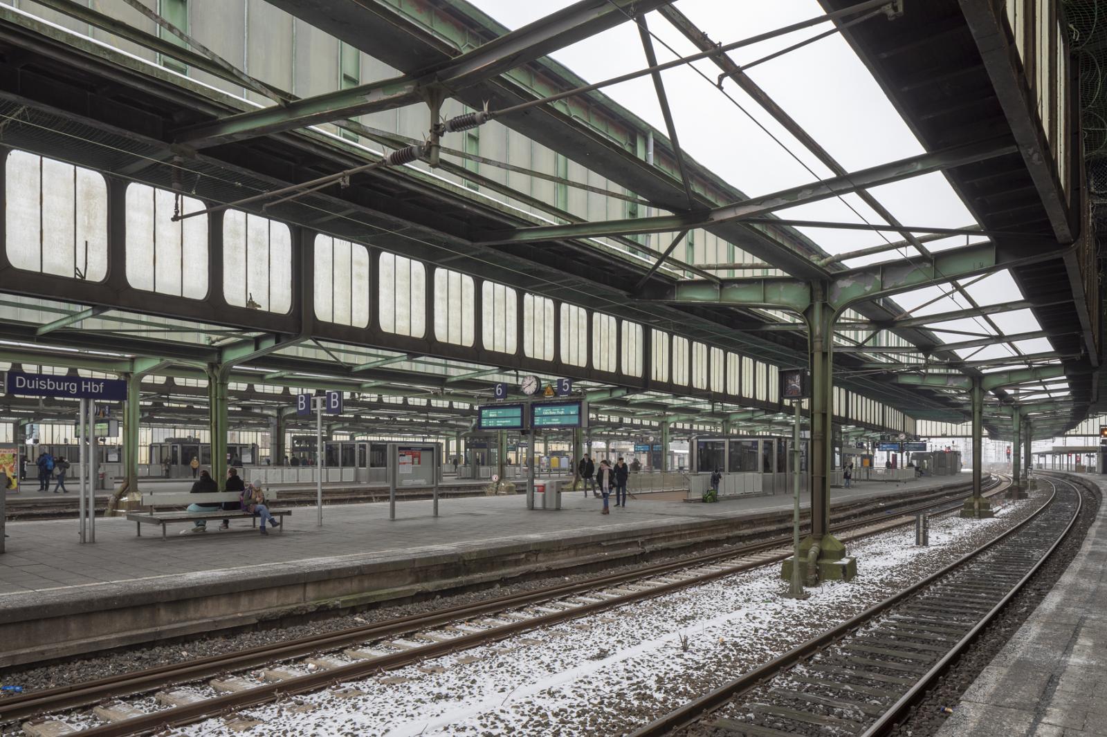 Blick auf die Gleise im Duisburger Hauptbahnhof