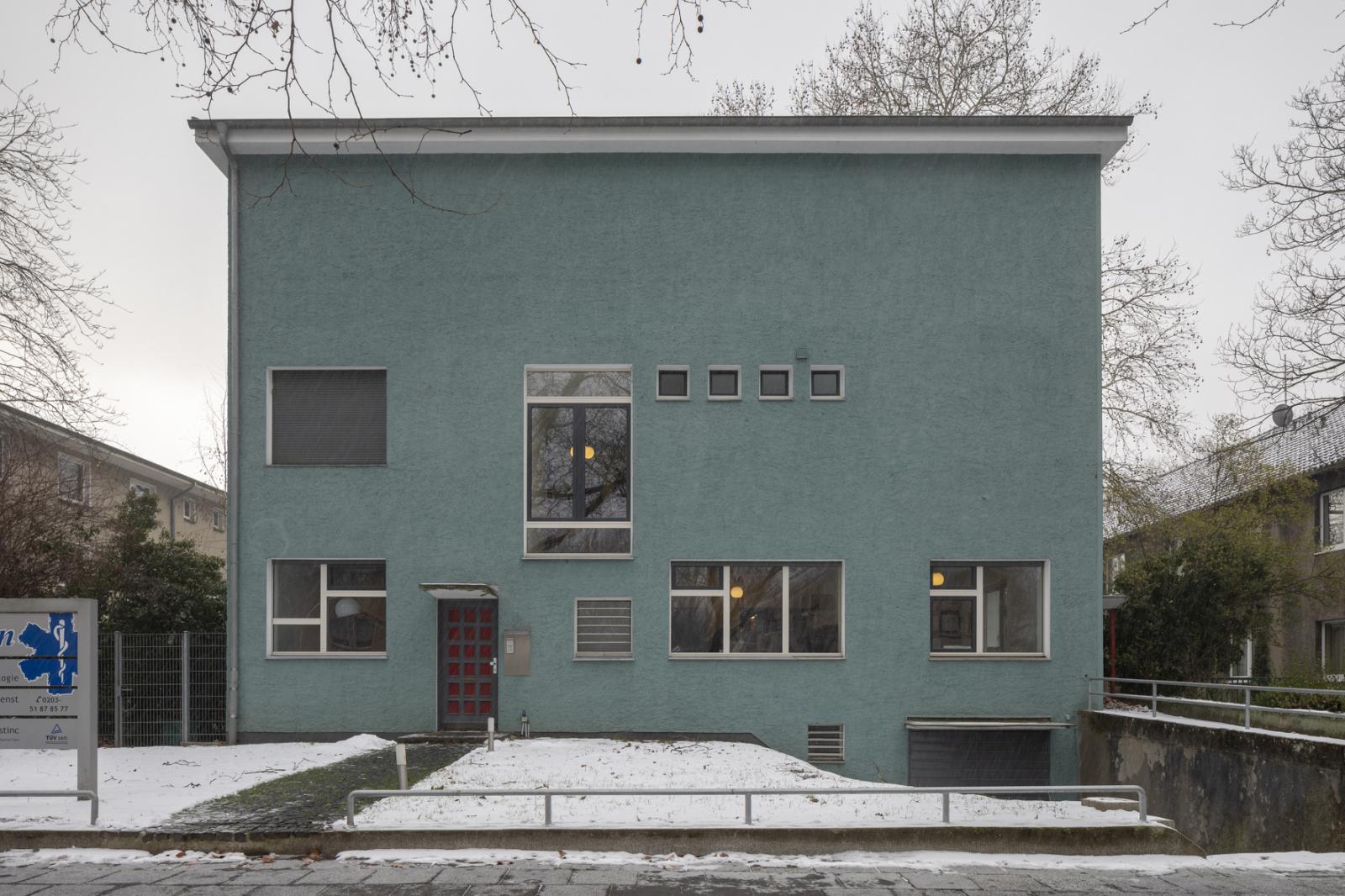 frontaler Blick auf die Fassade von Haus Enkling