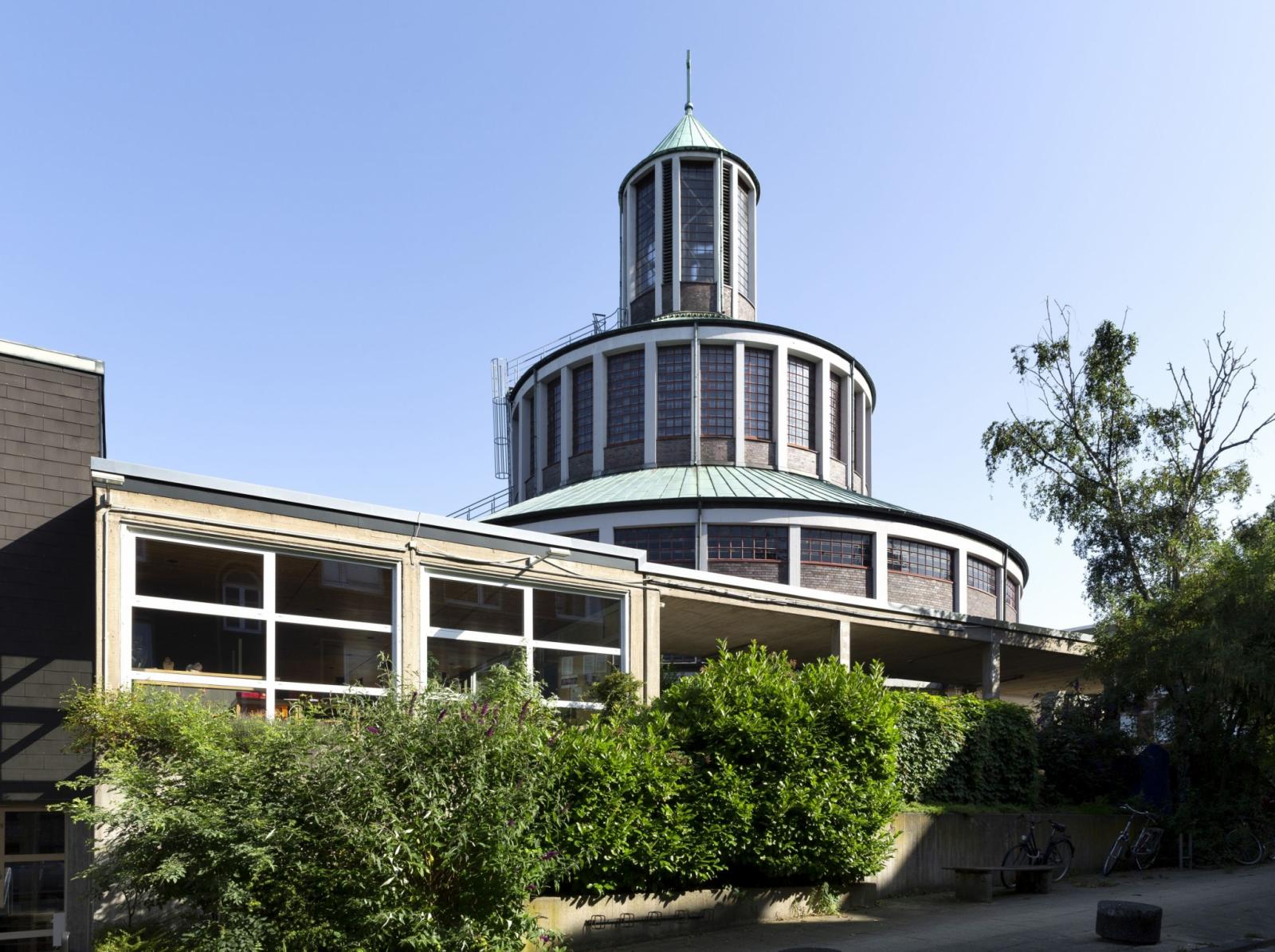 Auferstehungskirche Essen mit Vorbauten von Süden