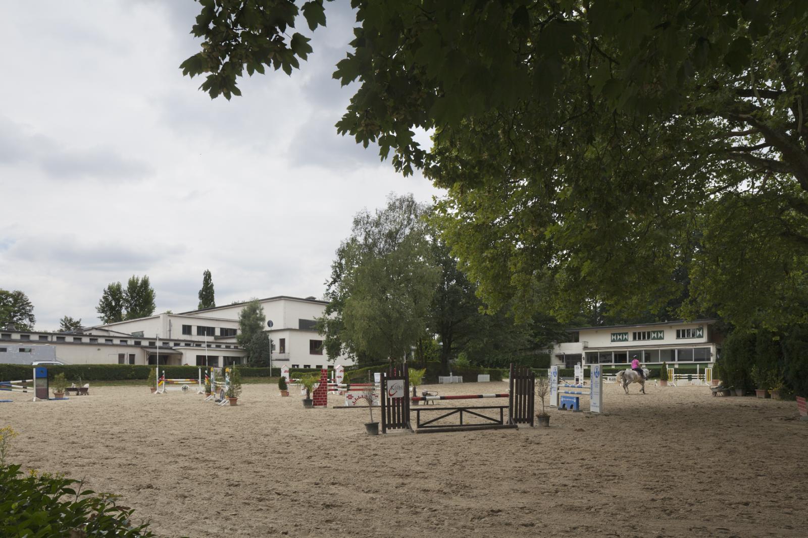 Außenanlage der Reithalle auf der Wittenbergstraße