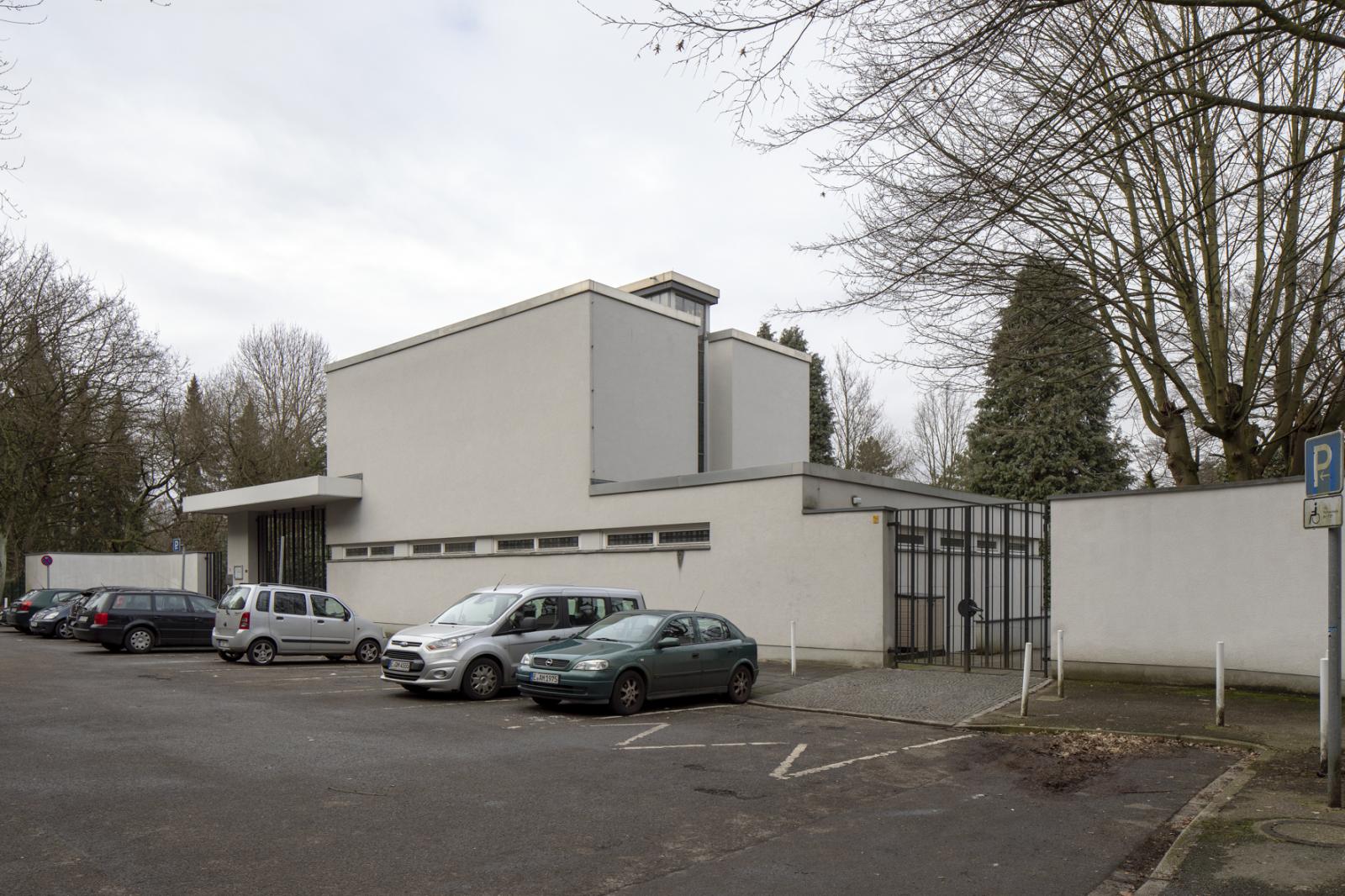 Außenansicht der Trauerhalle am Friedhofseingang