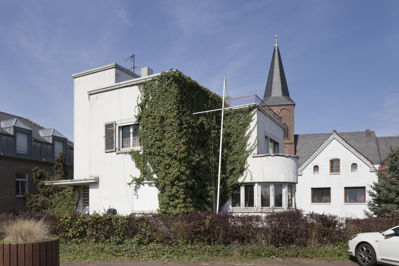 Ansicht Haus Haan vom Stadtwall, im Hintergrund Turm der Kirche St. Peter und Paul