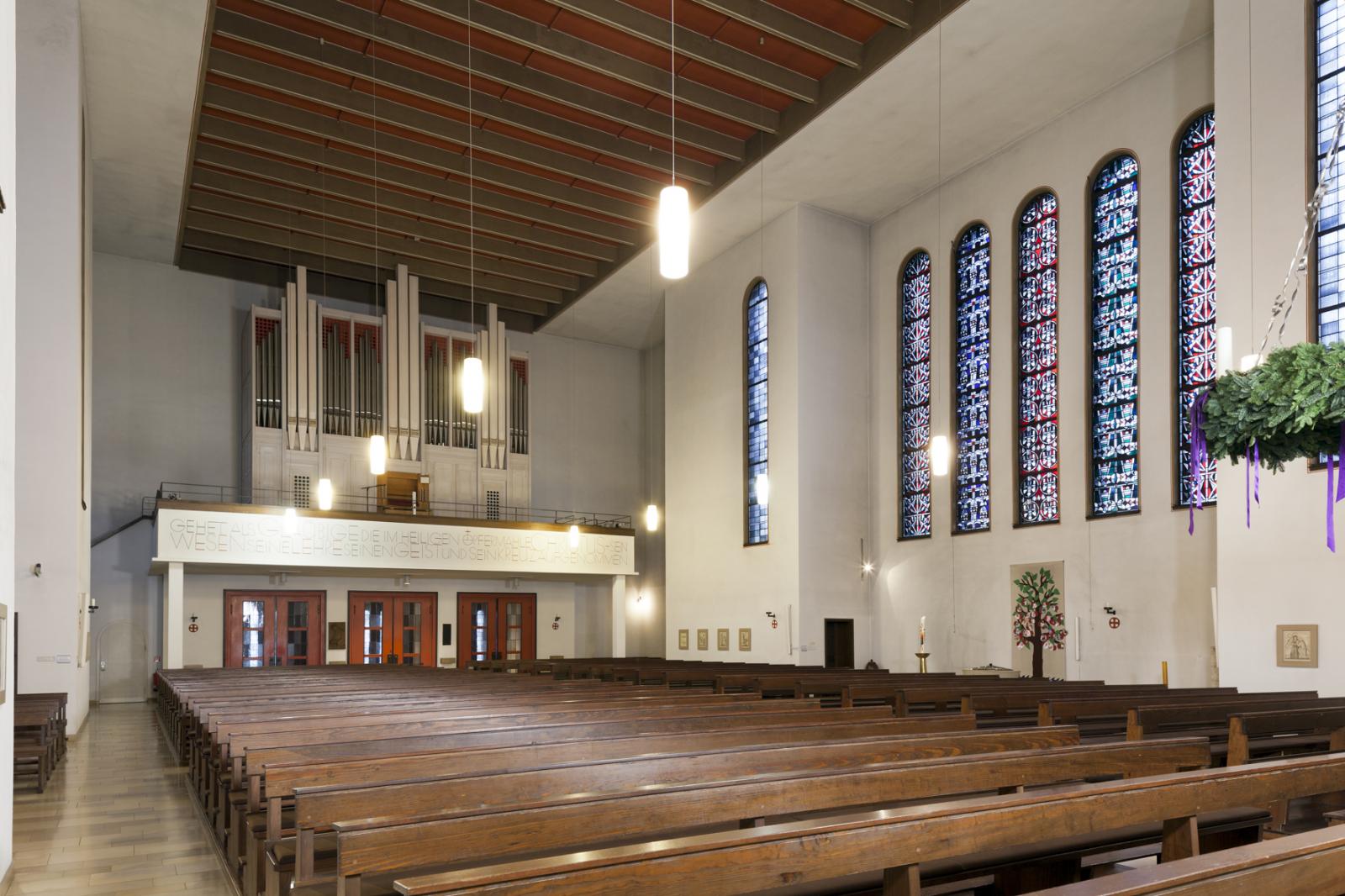 Innenansicht mit Blick zur Orgel 