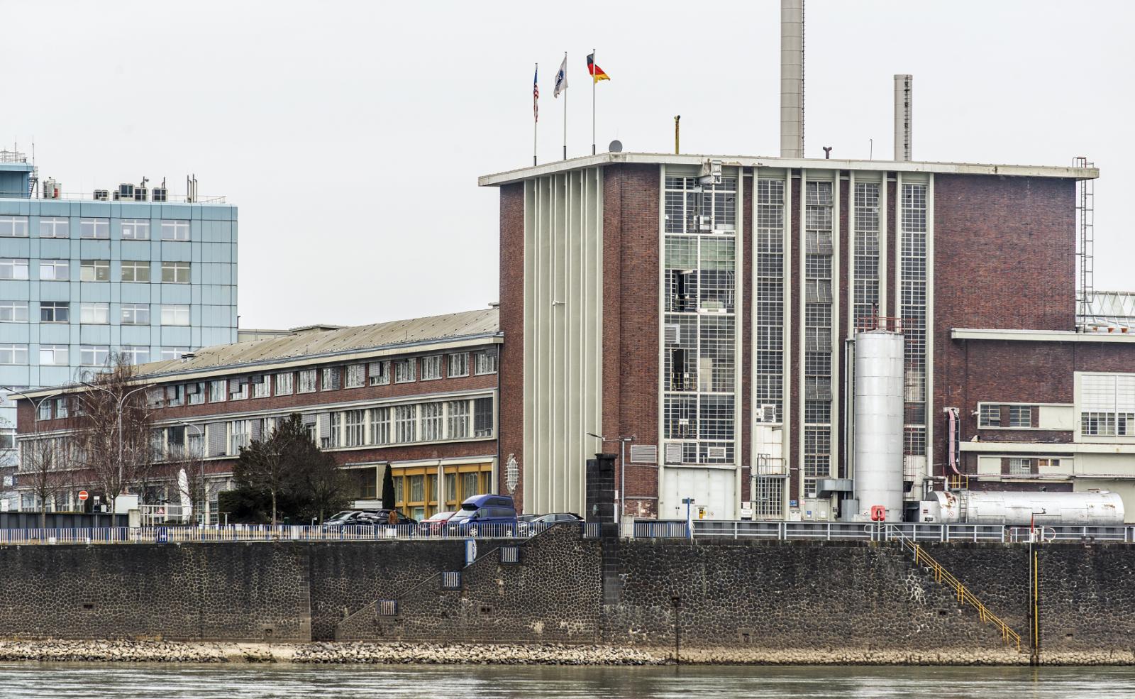 Blick vom Rhein auf die Fordwerke in Köln