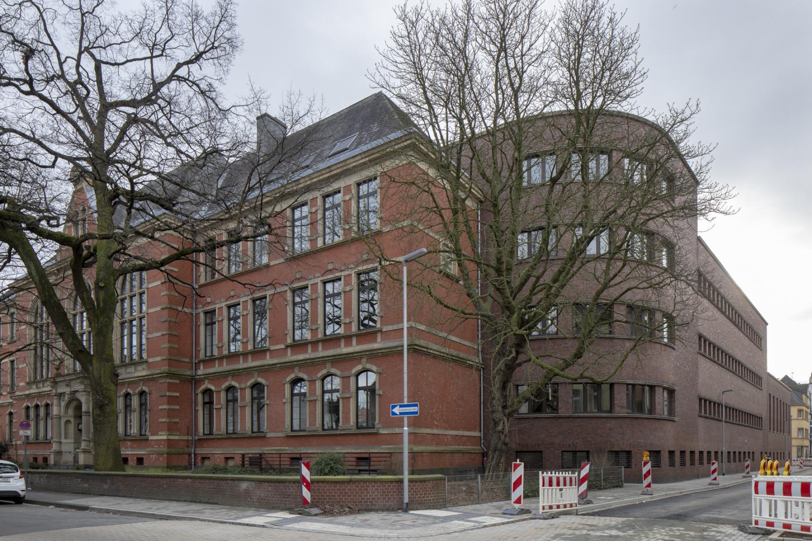 Altbau von 1889 und Erweiterungsbau von 1930 (heute Amtsgericht)