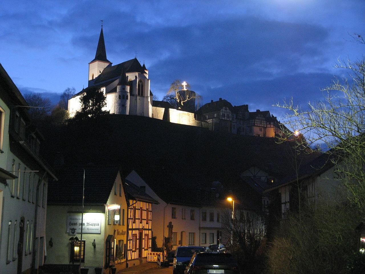 Blick vom Ort hoch zur Kirche am Abend