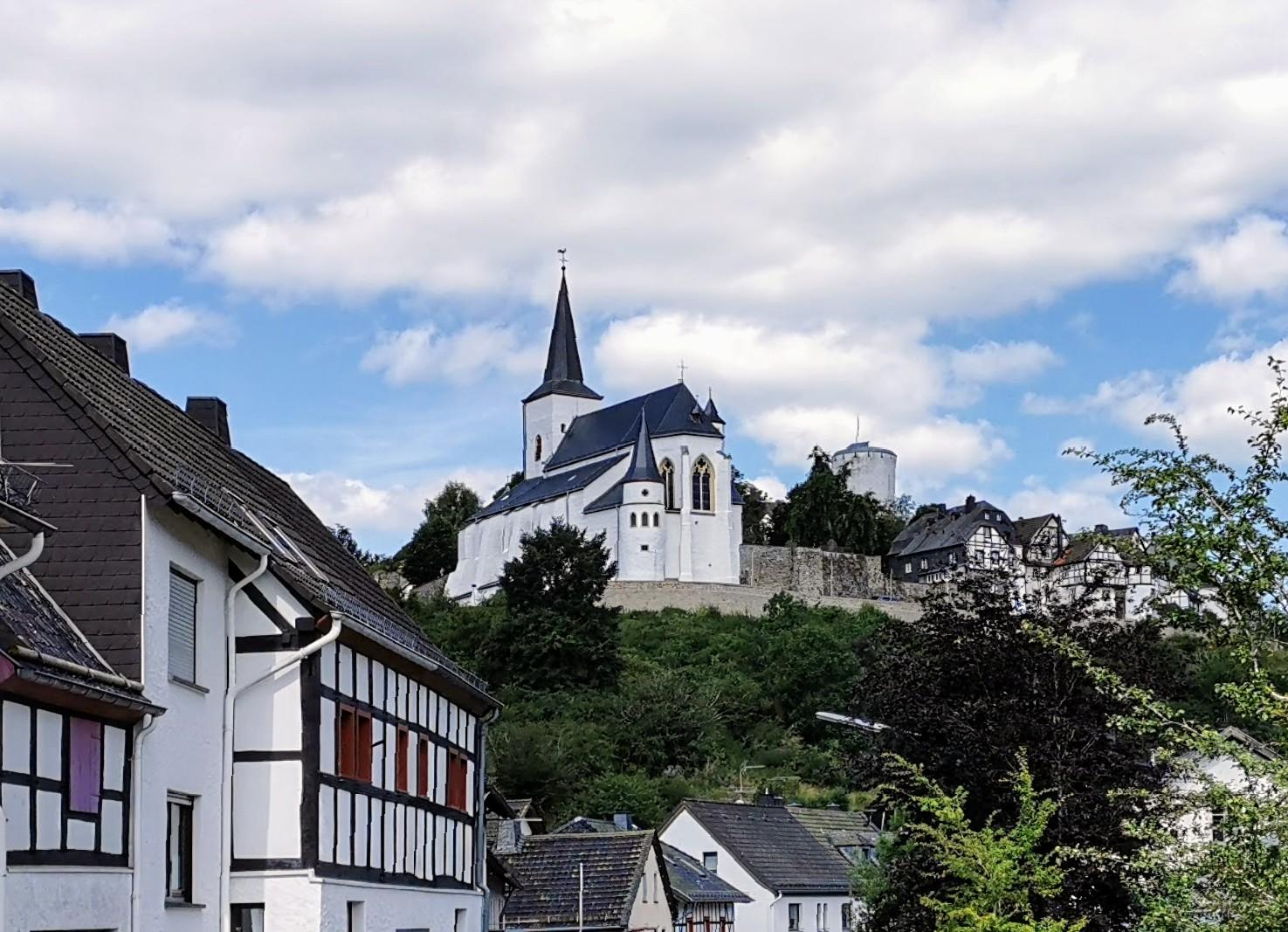 Blick vom Ort hoch zur Kirche