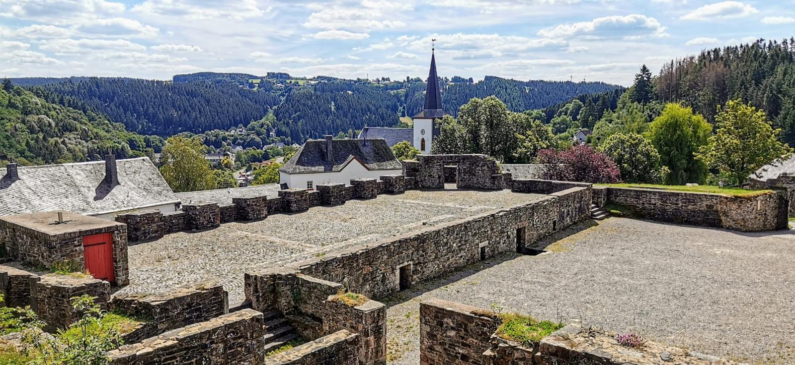 Blick auf die Überreste der Burg