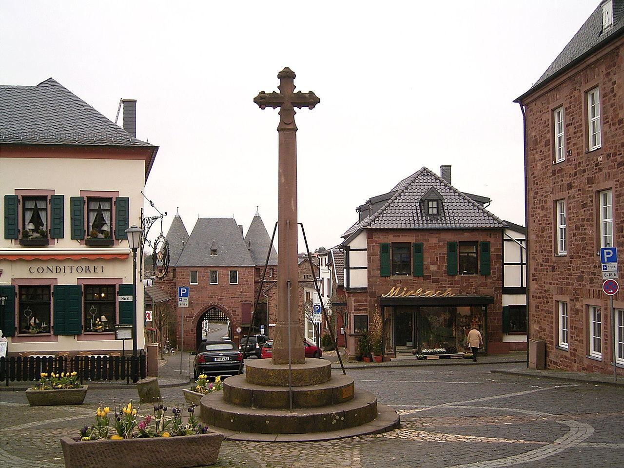 historisches Marktkreuz aus dem 15. Jh.