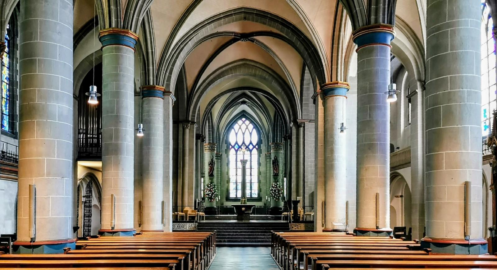 Blick ins Langhaus mit Altarraum