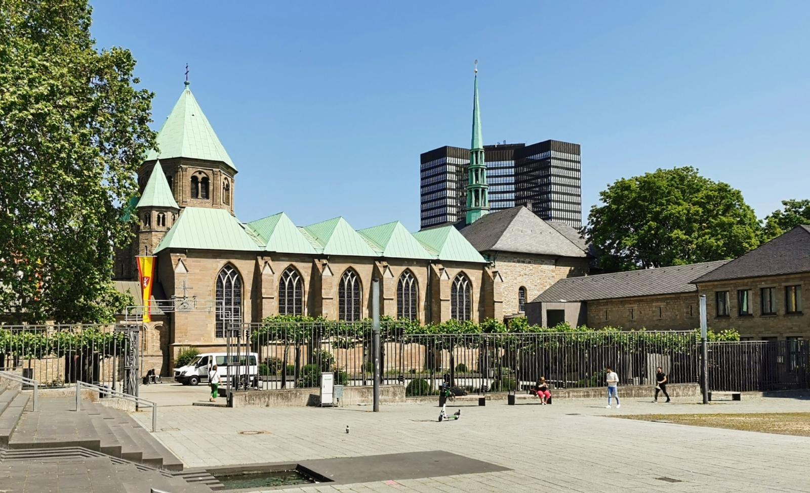 Südansicht Essener Dom mit Domhof