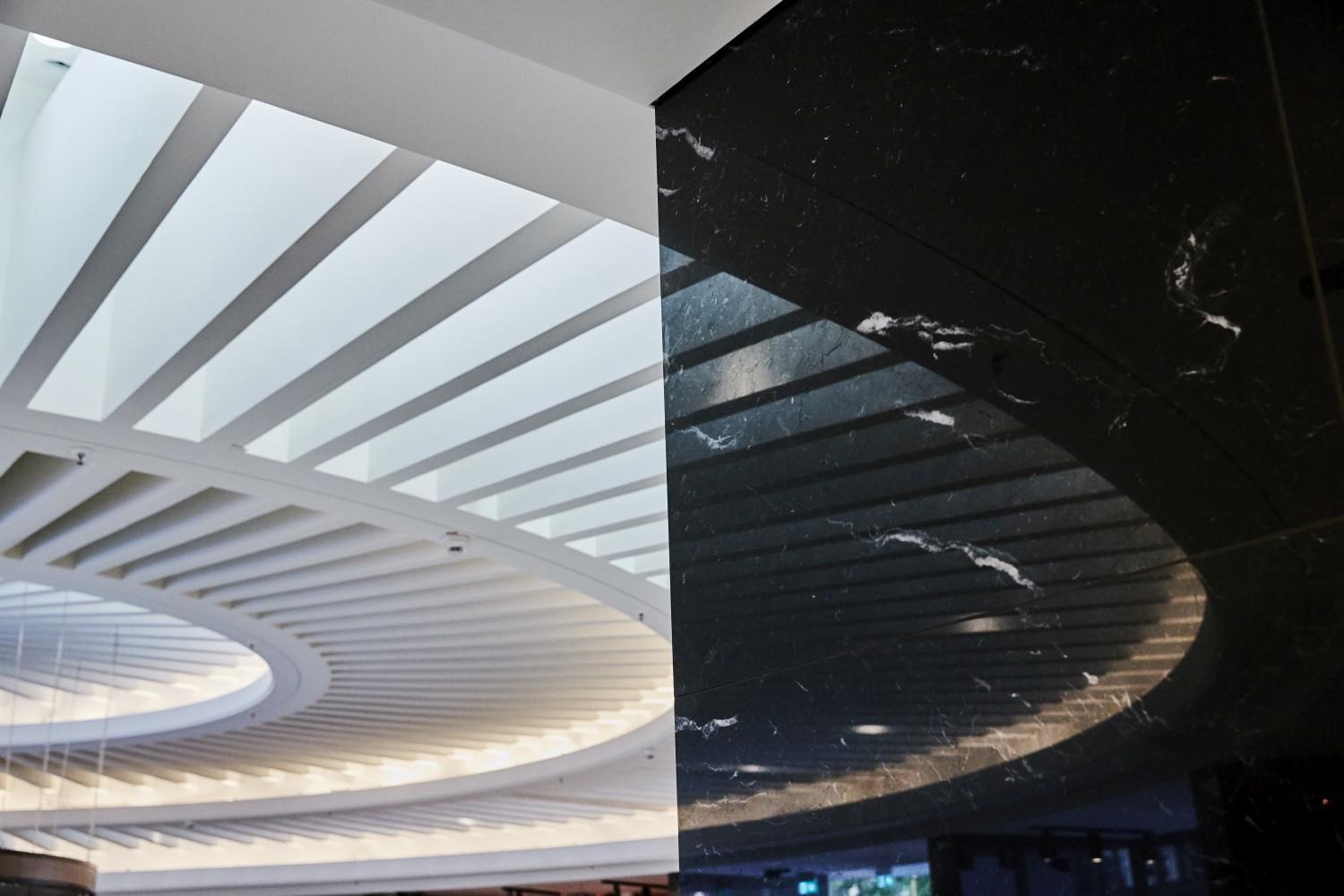 Wanddetail in der Lobby mit Deckenspiegelung
