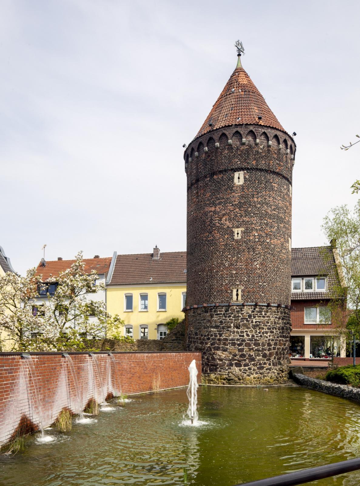 Blick über den Teich auf den Turm